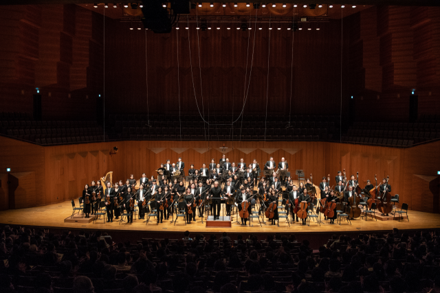 ‘2022 교향악축제’에서 오는 14일 공연하는 서울시립교향악단이 최근 열린 한 공연에서 기립해 인사하고 있다.. 사진 제공=예술의전당