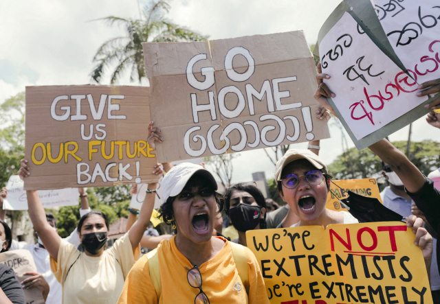 경제난에 분노한 스리랑카 시위대가 수도 콜롬보에서 대통령 하야를 요구하고 있다. 로이터연합뉴스.