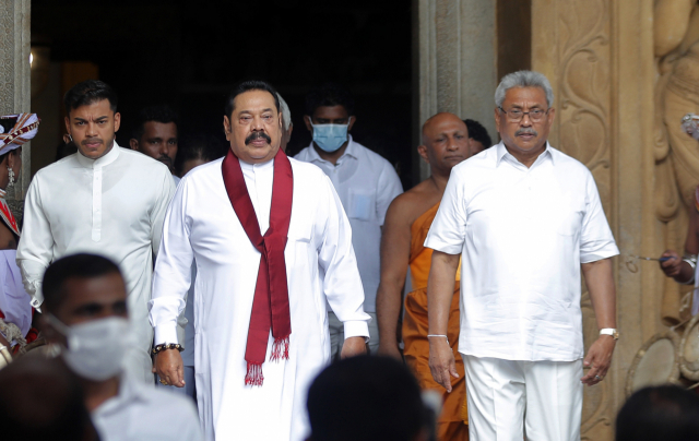 스리랑카의 전임 대통령이자 현직 총리인 마힌다 라자팍사(가운데)와 그의 동생이자 현직 대통령인 고타바야 라자팍사(오른쪽). AP연합뉴스