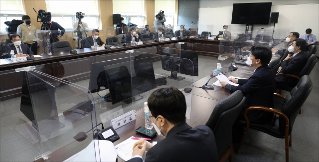 안철수 대통령직 인수위원회 위원장이 6일 오후 서울 종로구 삼청동 제20대 대통령직인수위원회 대회의실에서 열린 제8차 코로나비상대응특별위원회 회의를 주재하고 있다. /연합뉴스