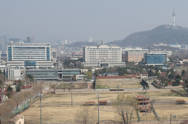 6일 서울 용산구 국방부 청사 모습. 정부가 이날 임시국무회의에서 대통령 집무실 용산 이전을 위한 예비비 지출안을 의결하면서 국방부도 본격 이사 준비에 착수했다. /연합뉴스