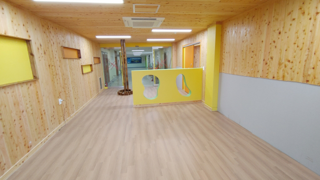 산림청은 지난해 대전 노은초를 대상으로 목재를 활용한 학교 교실환경 개선사업을 추진했다. 사진제공=산림청