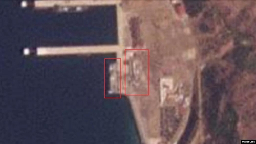 북한 금강산에 위치한 해금강호텔(왼쪽 사각형)과 동쪽의 폐기물 더미./연합뉴스