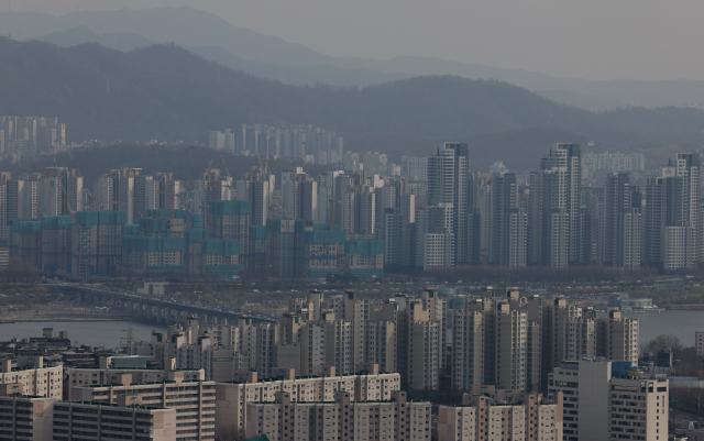 5일 오후 남산에서 바라본 서울시내 아파트들. 연합뉴스