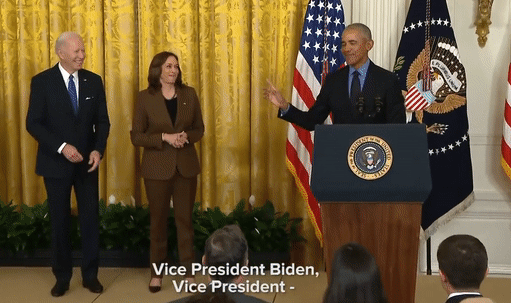연단에 선 오바마 전 대통령은 자신의 재임 시절 부통령이었던 바이든 대통령을 “부통령!”이라 부르며 농담을 건넸고, 이에 바이든 대통령은 거수경례를 하며 화답했다. 유튜브 캡처