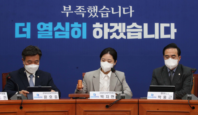 박지현 더불어민주당 공동비상대책위원장이 6일 국회에서 열린 비상대책회의에서 의사봉을 두드리고 있다./성형주 기자