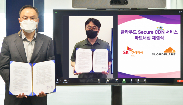 신현석(왼쪽) SK(주) C&C Cloud Transformation그룹장과 한병용 클라우드플레어 한국대표가 기념 촬영을 하는 모습. 사진 제공=SK㈜ C&C
