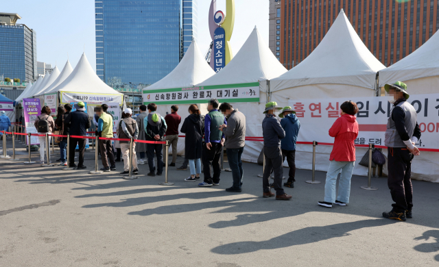 7일 서울역 광장에 마련된 코로나19 임시 선별검사소에서 검사를 받으려는 시민들이 줄을 서고 있다. 연합뉴스