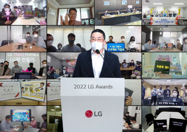 구광모 LG 대표가 지난 6일 서울 LG사이언스파크에서 열린 '2022년 LG 어워즈'에서 수상자들에게 축하 인사를 전하고 있다. 사진제공=LG