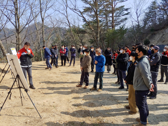 김평기(왼쪽) 산림청 울진국유림관리소장이 산불피해현황을 설명하고 있다. 사진제공=산림청