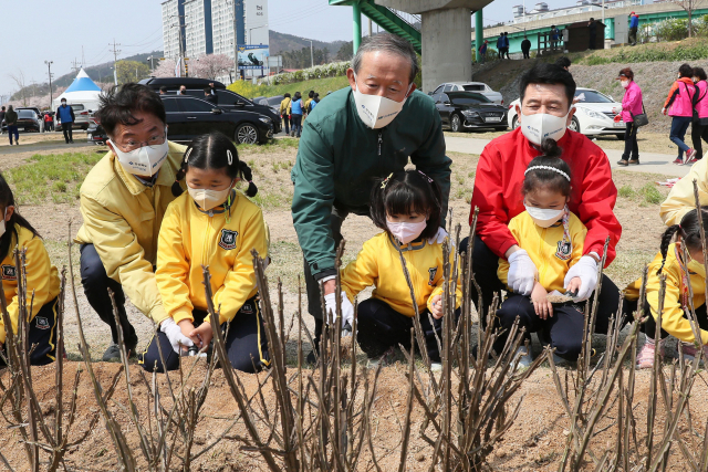 이철우(뒷줄 왼쪽부터) 경상북도 도지사, 허창수 전경련 회장, 이강덕 포항시장이 7일 경북 포항 형산강변 일원에서 열린 '산불피해 복구를 위한 희망나무 심기' 행사에 참석해 어린이들과 나무를 심고 있다. 사진제공=전경련