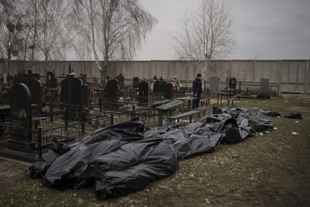 지난 5일(현지시간) 우크라이나 수도 키이우 외곽 소도시 부차의 한 공동묘지에 매장을 앞둔 수십 구의 민간인 희생자 시신이 놓여 있다. 러시아군이 이달 초 퇴각할 때까지 한 달가량 장악했던 이 마을에서 민간인을 대량 학살했다는 정황이 드러나고 있다. AP연합뉴스