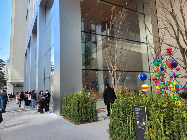 애플 명동 앞에서 팬들이 ‘케이팝 리믹스 세션’에 참여할 아이돌 세븐틴을 기다리고 있다. 강도림 기자