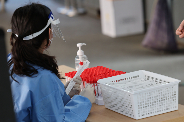 7일 오전 서울역 광장에 마련된 신종 코로나바이러스 감염증(코로나19) 임시 선별검사소에 PCR 검체 채취 키트가 놓여있다. 연합뉴스