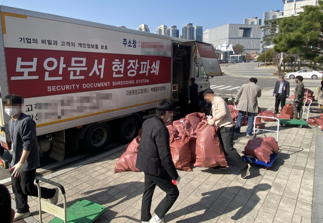 이전 준비가 시작된 서울 용산 국방부에서 7일 관계자들이 각 사무실에서 나온 보안문서 파쇄작업을 하고 있다. /연합뉴스