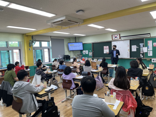 신한은행이 지난해 6월 서울 문교초등학교에서 ‘1사 1교’ 금융 교육 프로그램의 일환으로 초등학생을 대상으로 교육을 진행하고 있다. 사진 제공=신한은행