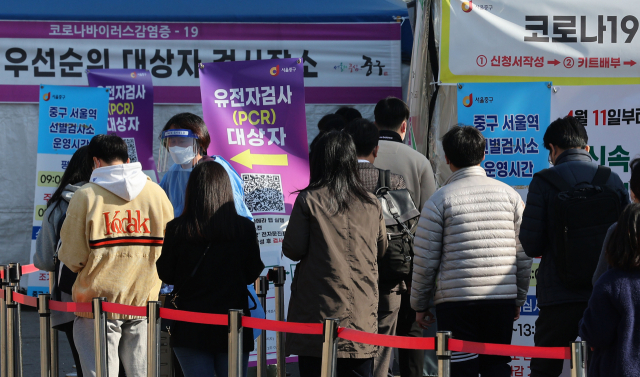 8일 서울역 광장에 마련된 코로나19 임시 선별검사소에서 시민들이 검사를 받기 위해 기다리고 있다. 연합뉴스