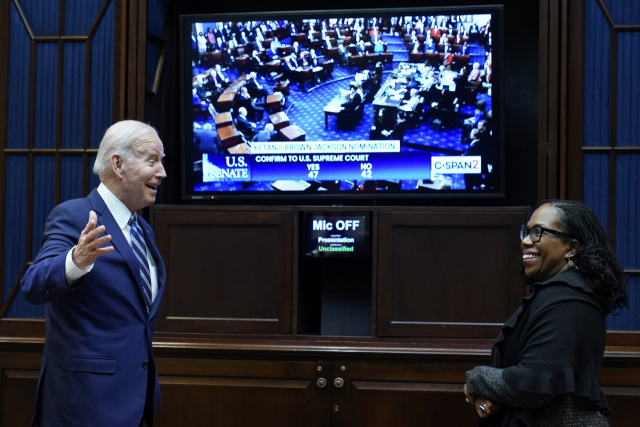 조 바이든(왼쪽) 미국 대통령이 미국 최초의 흑인 여성으로는 최초인 커탄지 잭슨 대법관 후보자와 이날 진행된 미 상원의 후보자 인준안 투표 결과를 보던 중 환호하고 있다. AP연합뉴스