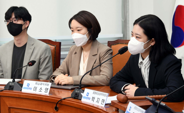 박지현(오른쪽) 더불어민주당 공동비상대책위원장이 8일 국회에서 열린 비상대책위원회의에서 발언하고 있다. / 성형주 기자