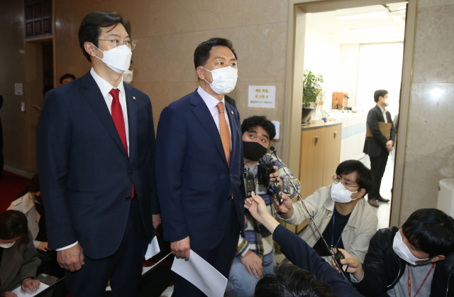 김기현(오른쪽) 국민의힘 원내대표가 8일 법제사법위원회 사보임 문제와 관련해 국회의장실을 항의 방문한 뒤 취재진의 질문을 받고 있다. 성형주 기자