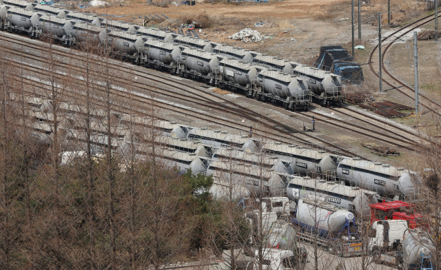 서울시내 한 시멘트공장에 시멘트 수송을 위한 화물열차와 트럭이 세워져 있다. /연합뉴스