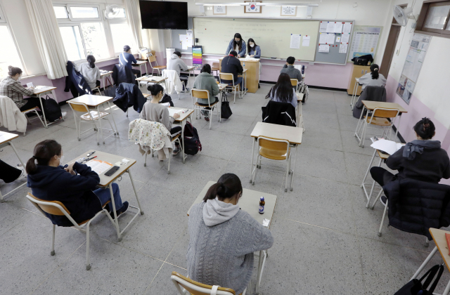 서울 서초구의 한 시험장에 수험생들이 국가공무원 9급 공개경쟁채용 필기시험 시작을 기다리고 있다.사진 제공=인사혁신처