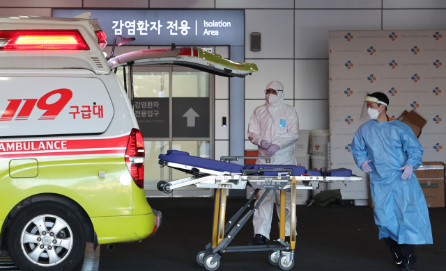 지난달 27일 오후 서울 중랑구 서울의료원에서 의료진이 분주하게 움직이고 있다. 연합뉴스