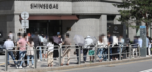 서울 중구 신세계백화점 명품관 앞에서 시민들이 입장을 기다리고 있다. 연합뉴스