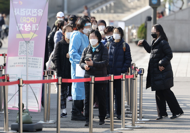 서울역 광장에 설치된 코로나19 임시선별 검사소를 찾은 시민들이 검사를 기다리고 있다. 연합뉴스
