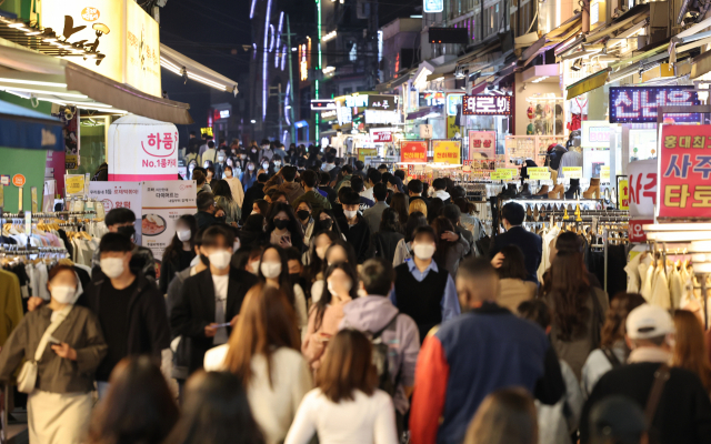 코로나19 신규 확진자 수가 감소세를 보이는 가운데 8일 오후 서울 마포구 홍대 앞 거리에 금요일 저녁을 즐기려는 시민들로 붐비고 있다. 연합뉴스