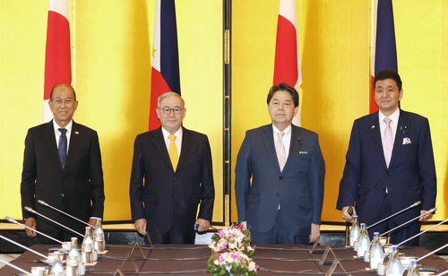 9일 오전 일본 도쿄에서 일본과 필리핀의 외교·국방장관 회담(2+2 회의)를 시작하며 참석자들이 기념사진 촬영에 응하고 있다. /연합뉴스