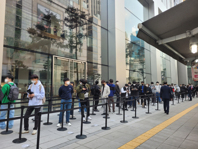 애플 명동 오픈 전 매장 앞에서 소비자들이 기다리고 있다. 강도림 기자