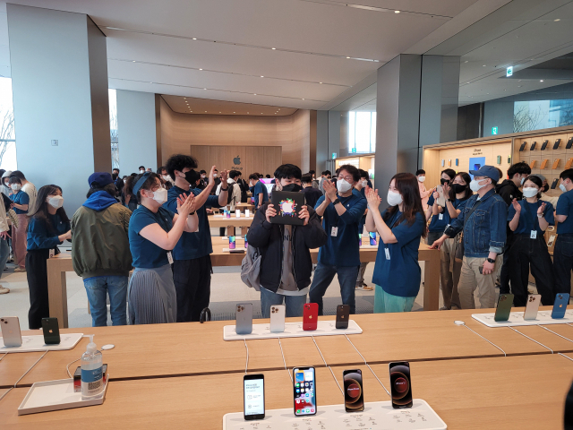 애플 명동의 ‘1호 고객’이 직원들의 축하를 받고 있다. 강도림 기자