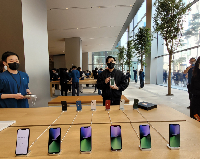 애플 명동의 첫 아이폰 구매자가 기념 사진을 촬영하고 있다. 강도림 기자