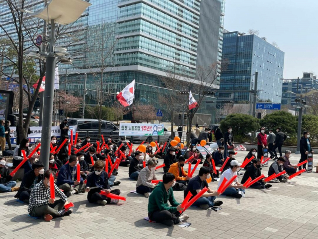 지난 4월 5일 웹젠 노동조합 ‘웹젠위드’ 조합원들이 회사 사옥이 위치한 판교PDCC에 모여 시위를 벌이고 있다. 사진 제공=웹젠위드