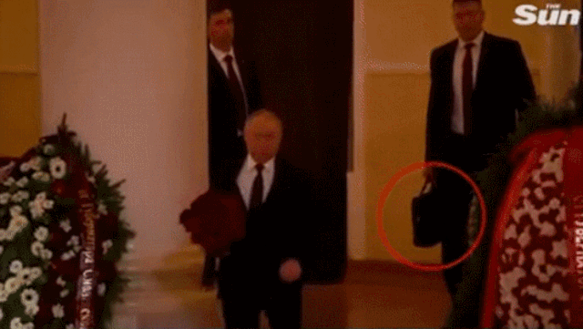 장례식장에 참석한 블라디미르 푸틴 러시아 대통령 뒤로 '핵가방(빨간 원)'을 든 수행원이 보인다. 더선 캡처