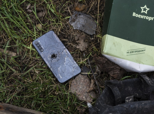 우크라이나 부차에서 발견된 깨진 휴대전화. AP 연합뉴스