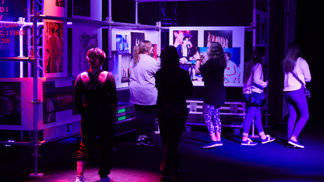 그룹 방탄소년단(BTS)의 팬들이 8일(현지시간) 미국 라스베이거스에서 하이브의 ‘더 시티’ 프로젝트 중 하나로 열린 사진전 ‘비하인드 더 스테이지’를 관람하고 있다. 사진 제공=하이브