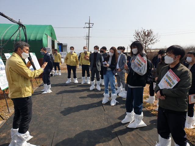 농촌진흥청 관계자가 지난달 15일 충남 예산군 오가면에서 과수화상병 예측시스템의 분석과 활용을 위한 현장교육을 지자체 담당자에게 실시하고 있다. 사진 제공=농촌진흥청