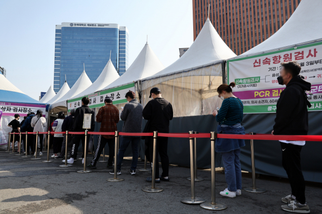 10일 중구 서울역 임시 선별검사소에서 시민들이 코로나19 검사를 받기 위해 대기하고 있다. 연합뉴스.