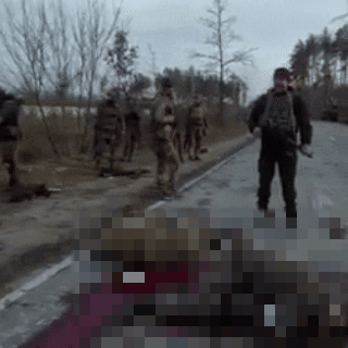 우크라이나군 병사들이 생포한 러시아군 부상병을 총으로 쏴 살해하는 영상 일부가 공개됐다. 텔레그램 캡처
