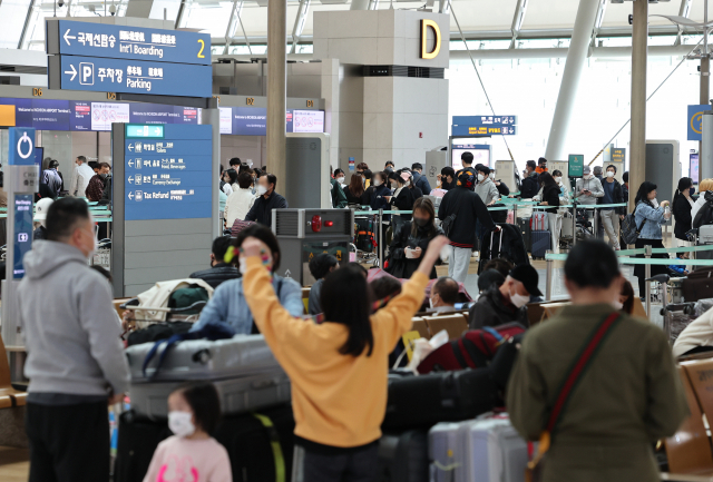 인천 영종도 인천국제공항 제1여객터미널에서 여행객들이 출국 수속을 밟고 있다. 영종도=연합뉴스