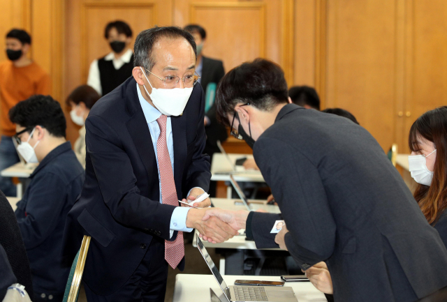 추경호 부총리 겸 기획재정부 장관 후보자가 10일 서울 명동 은행회관에서 열린 기자 간담회에서 기자들과 인사를 나누고 있다. 성형주 기자