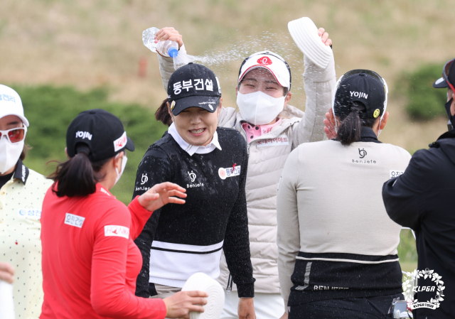 동료들로부터 우승 축하 물 세례를 받는 장수연. 사진 제공=KLPGA