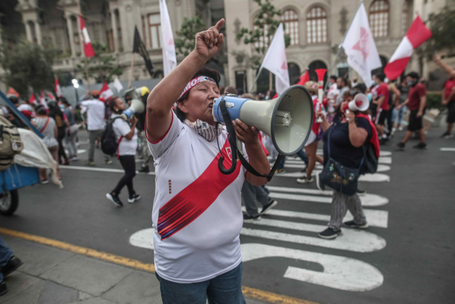 9일(현지 시간) 페루 수도 리마에서 고물가에 항의하는 반정부 시위가 벌어지고 있다. EPA연합뉴스