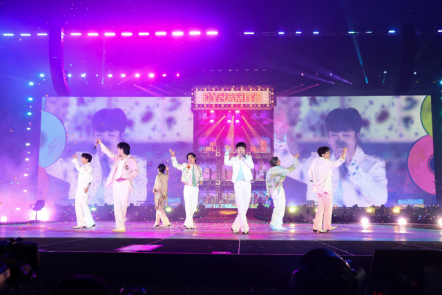 그룹 방탄소년단(BTS) 멤버들이 지난 8일(현지시간) 미국 라스베이거스 얼리전트 스타디움에서 열린 ‘BTS 퍼미션 투 댄스 온 스테이지’ 콘서트에서 무대를 선보이고 있다. 사진 제공=하이브