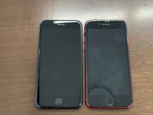 ‘아이폰 SE3’(왼쪽)과 ‘아이폰 SE2’. 사진=노현섭 기자