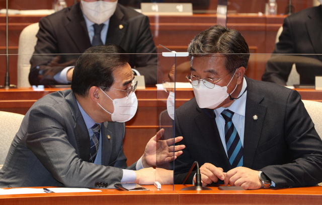 윤호중(오른쪽)더불어민주당 공동비상대책위원장과 박홍근 원내대표가 지난달 31일 국회에서 열린 정책의원총회에서 대화하고 있다. /성형주 기자