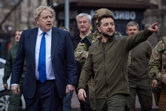 우크라이나 키이우를 방문한 보리스 존슨(왼쪽) 영국 총리가 9일(현지 시간) 볼로디미르 젤렌스키 대통령과 시내를 둘러보고 있다. AFP연합뉴스