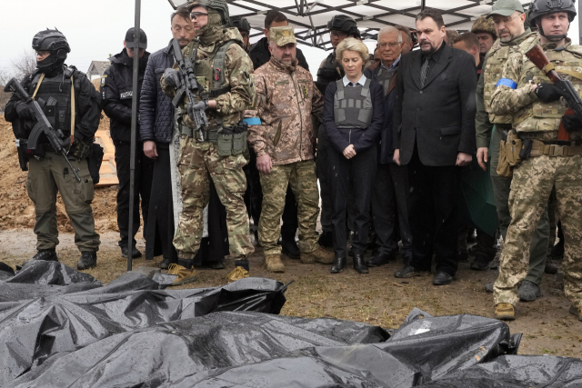 우르줄라 폰데어라이엔(가운데) 유럽연합(EU) 집행위원장가 8일(현지 시간) 우크라이나 키이우 인근 부차의 민간인 학살 현장을 살펴보고 있다. AP연합뉴스
